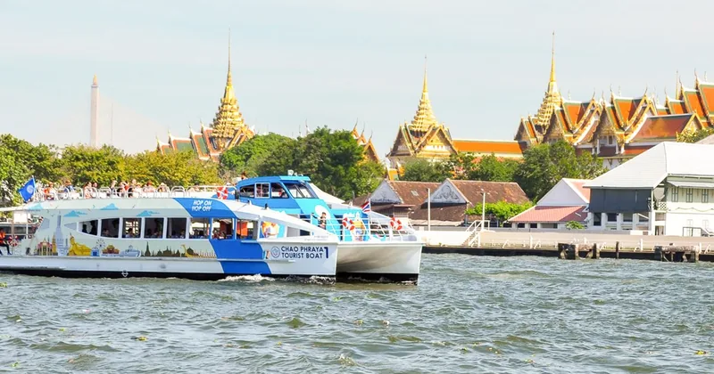 Hop-on-Hop-off-Boot auf dem Chao Phraya