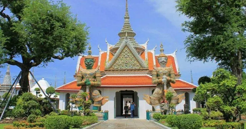 ประตูพระอุโบสถวัดอรุณระหว่างรูปปั้นยักษ์ทวารบาลสองตน