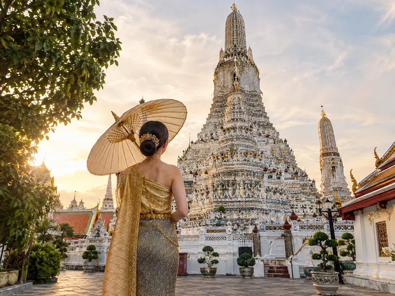 Fotoshooting in Thai-Tracht am Wat Arun