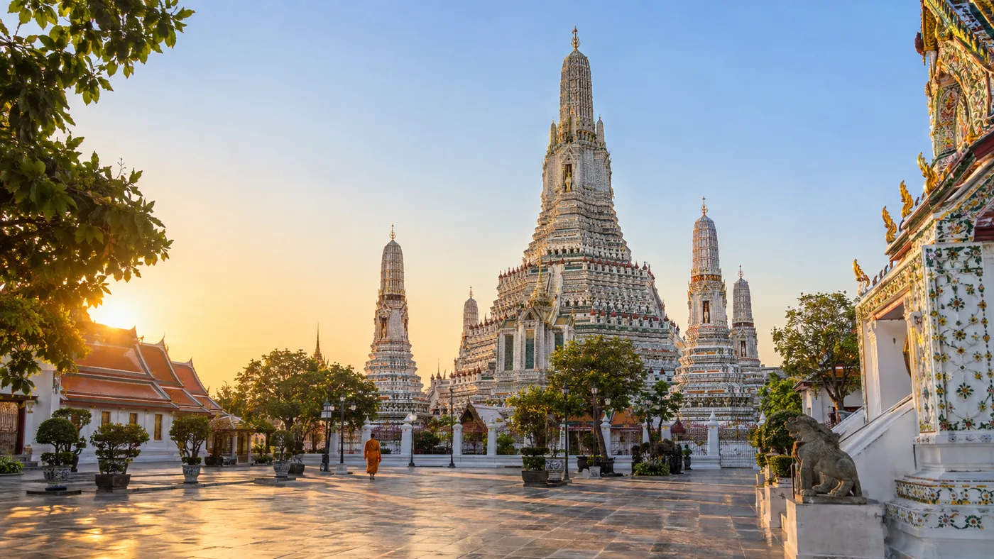 Der Wat Arun kurz nach der Öffnung, weiches goldenes Licht auf dem Prang und ein fast leerer Innenhof